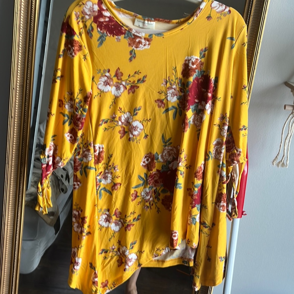 Is color yellow with flowers